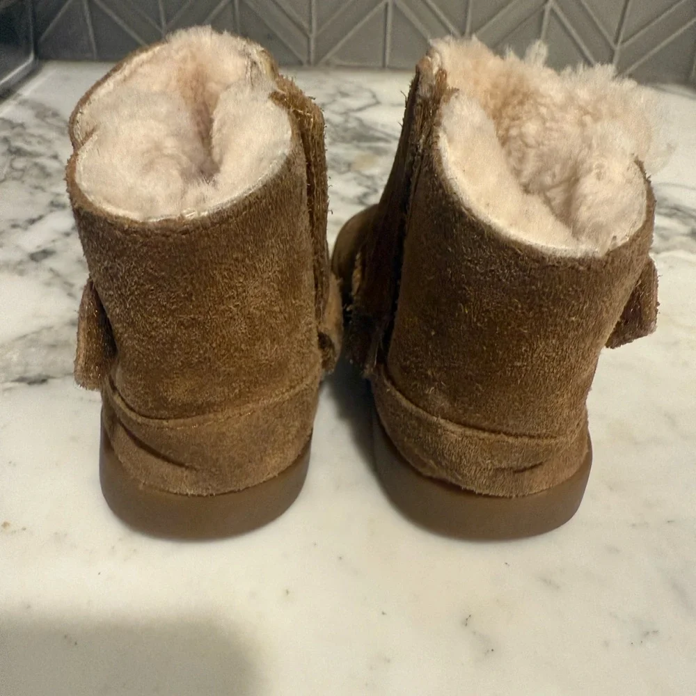$13 ADD ON Ugg boots size 4c 5c‎ c5 c4 mid shearling uggs